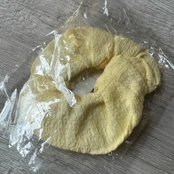 Bumble bee 🐝 cosmetic bag with matching keychain and ponytail. - Picture 6 of 9